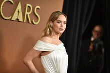 Jennifer Lawrence nos Óscares, com vestido branco e brincos vistosos