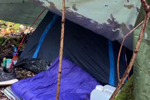 Christian Brueckner vive numa tenda numa floresta na Alemanha