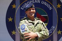 Militar português da EUMAM Moçambique sorri perante o símbolo da União Europeia