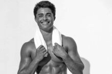 David Charvet e o filho exibem forma física