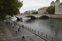 Apagão deixa zonas de Paris às escuras e interrompe linhas de metro e comboio