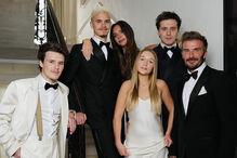 Victoria e Cruz Beckham revivem memórias das Spice Girls em momento musical com David.
