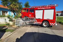 Três bombeiros feridos em despiste contra muro de casa em Montemor-o-Velho