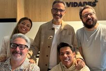 Fotografia de grupo com caras sorridentes