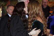 Kate Middleton troca beijos com celebridades em evento beneficente.
