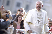 Máquina fotográfica Leica do Papa Francisco leiloada por 6,5 milhões de euros
