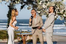 Gabriel o Pensador casou-se com Gabriela Vicente numa cerimónia à beira-mar