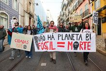 Mais de 200 marcham em Lisboa pelo fim dos combustíveis fósseis até 2030