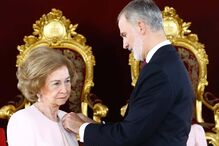 Felipe VI condecora a rainha Sofia