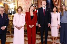 Felipe VI condecora a mãe, Sofia, num evento com Letizia e as filhas