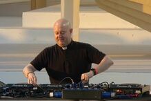 Padre Guilherme anima multidão no México com música eletrónica.
