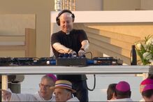 Padre Guilherme anima multidão no México com música eletrónica.
