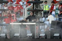 Padre Guilherme anima adeptos do Benfica como DJ no México