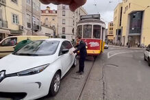 Deputado do Chega estaciona em cima da linha do elétrico na Praça do Martim Moniz