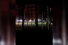 Pais ucranianos arranjam solução criativa para crianças jogarem futebol durante apagões 