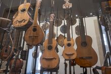 Exposição de instrumentos musicais de cordas, como violas e guitarras