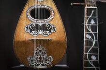 Detalhe de bandolim com decorações ornamentais