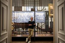 Homem posa em frente a painel de azulejos no Museu Nacional da Música, em Lisboa
