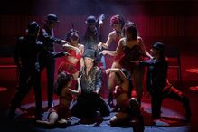 João Baião e bailarinos em palco no espetáculo 'Baião d'Oxigénio'