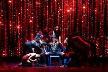 João Baião atua em Lisboa, com luzes e dançarinos no palco