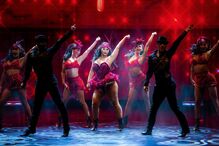 Espetáculo 'Baião d'Oxigénio' com luzes, som e dançarinos em palco