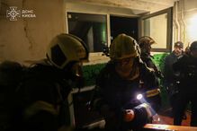 Equipas de emergência em Kiev após ataques russos que causaram várias mortes