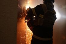 Após ataques russos em Kiev, bombeiros em ação de resgate