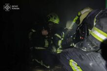 Após ataques russos em Kiev, bombeiros trabalham no local