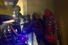 Bombeiros em Kiev resgatam criança após ataques russos