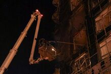 Após ataques em Kiev, bombeiros combatem incêndio num edifício