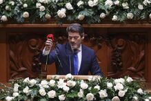 O momento em que André Ventura retira cravos vermelhos e diz que 'o dia é de rosas brancas'