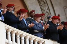 Veteranos aplaudem no evento do 25 de Novembro