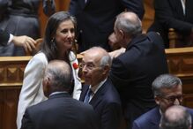 Figuras políticas reúnem-se num evento comemorativo do 25 de Novembro