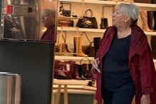 Ana Bola faz compras num centro comercial, mostrando estilo