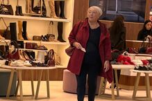 Ana Bola faz compras num centro comercial, demonstrando estilo e elegância