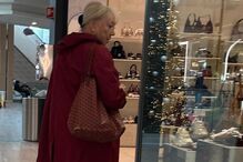 Ana Bola faz compras de sapatos num centro comercial