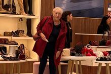 Ana Bola faz compras num centro comercial, com elegância e estilo