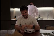 Cristina Ferreira desfruta de refeição no Douro, com paisagem e chef.
