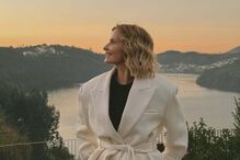 Cristina Ferreira relaxa no Douro com vista para o rio e montanhas ao pôr do sol.
