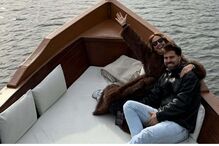 Cristina Ferreira relaxa no Douro com um amigo durante um passeio de barco