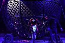 Acrobata morre no 'Globo da Morte' durante espetáculo em Itália