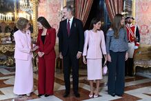 Felipe VI homenageia a mãe, a rainha Sofia, numa cerimónia com a família real.
