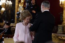 Felipe VI condecora a rainha Sofía num evento emotivo.
