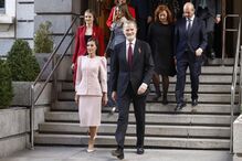 Felipe VI condecora a mãe em Espanha