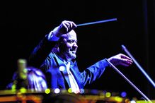 Maestro dirige a Lisbon Film Orchestra no concerto 'Sozinho em Casa' na MEO Arena.
