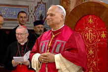 Papa Leão XIV aplaudido durante visita a catedral em Istambul  