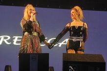 Rebeca e a irmã Vanessa num concerto.JPG