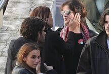 Amigos e familiares de Almeno Gonçalves mostram dor no último adeus ao ator