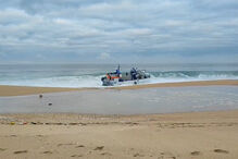Barco com sete pescadores a bordo naufraga ao largo de Sines