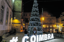Em Coimbra 40 locais tê iluminação que funciona diariamente entre as 17h00 e a meia-noite. Fins de semana e véspera de Natal há luzes até às 2h00